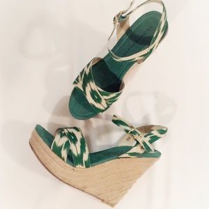 Chinese Laundry Kelly green espadrilles